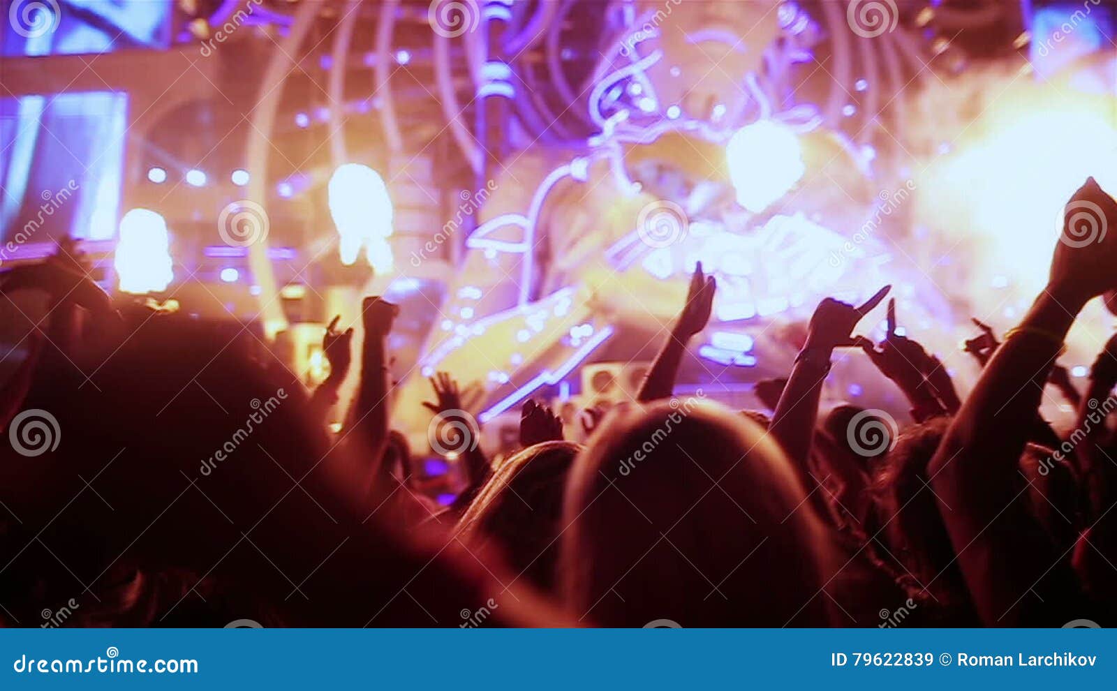 andrea andreea recommends Concert Flashing